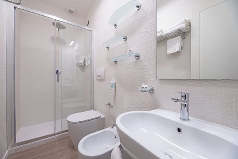 Junior Suite | Bathroom | Shower, free toiletries, hair dryer, bidet
