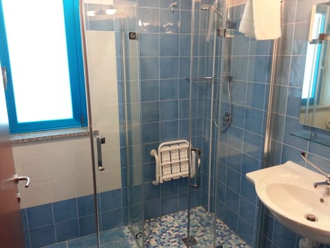 Standard Double Room, Partial Sea View | Bathroom | Shower, free toiletries, hair dryer, bidet