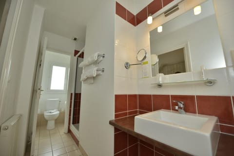 Confort Plus Queen Size | Bathroom | Shower, free toiletries, hair dryer, towels