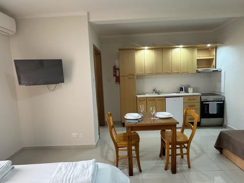 Studio Suite (Sleeps 2) | Private kitchen | Fridge, oven, stovetop, electric kettle