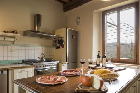 Countertop, Room, Kitchen, Property, Furniture, Interior Design, Cabinetry, Building, House, Floor