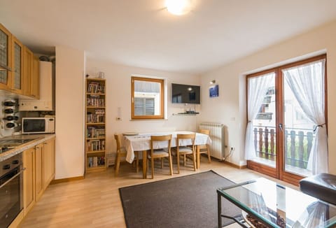 Lepa Soca House - kitchen and dining