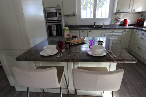 Kitchen and Breakfast bar area.