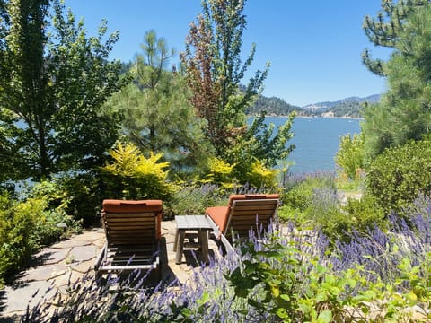 Sitting area on the garden level 