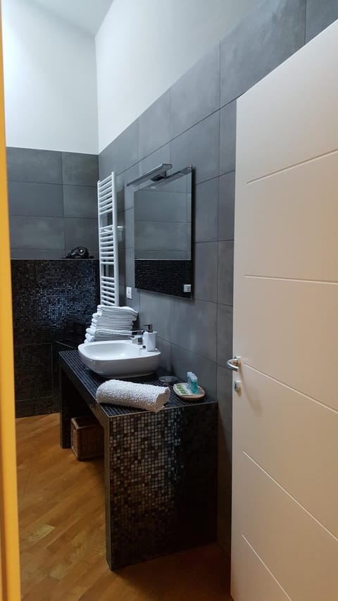 Family Suite | Bathroom | Shower, free toiletries, hair dryer, bidet