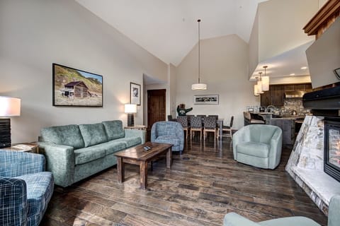 Couch, Furniture, Indoors, Living Room, Room