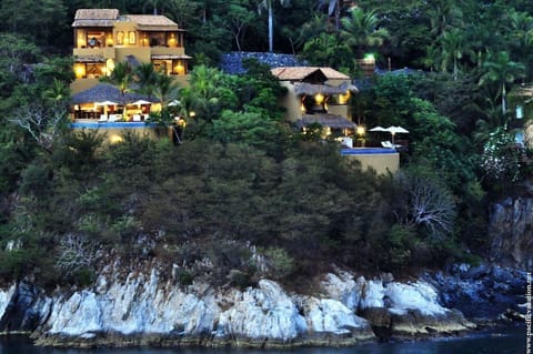 The villas of Pacific Vacation. Villa Encantada on the left and Villa Bahia on the right.