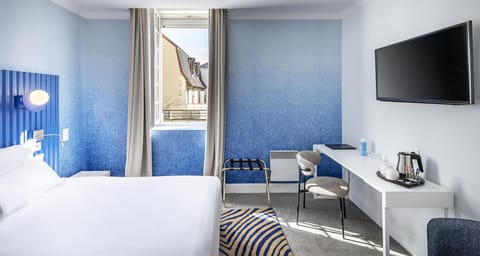 Standard Room, 1 Queen Bed, Non Smoking | In-room safe, desk, soundproofing, iron/ironing board