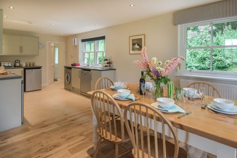 Pathhead Farmhouse - kitchen area