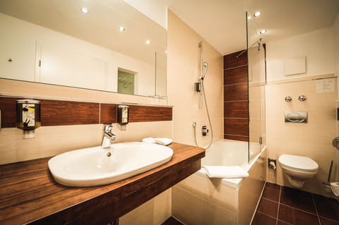 Deep soaking bathtub