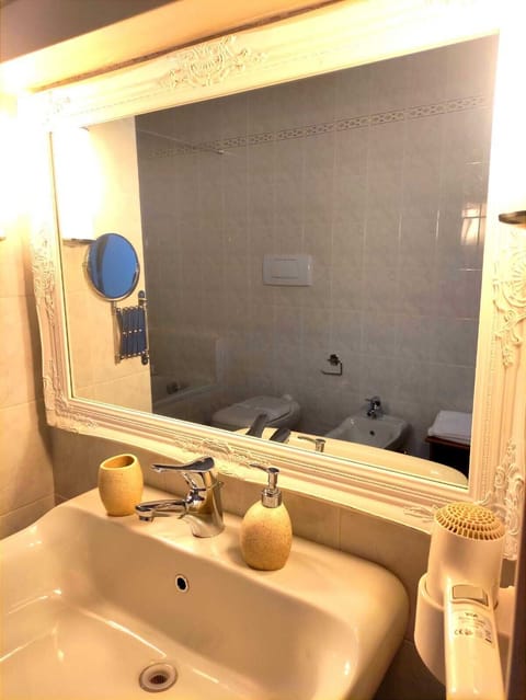 Comfort Triple Room | Bathroom | Free toiletries, hair dryer, bidet, towels