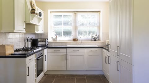 Old Mill Cottage - the spacious kitchen