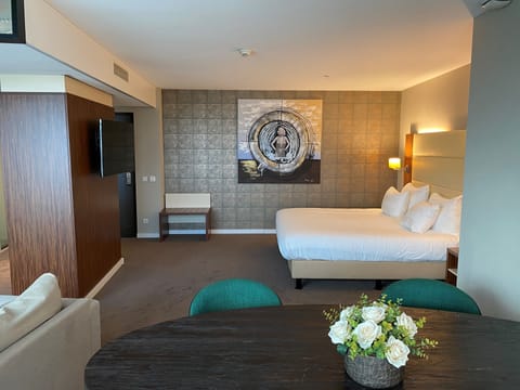 Junior Suite | In-room safe, desk, laptop workspace, blackout drapes