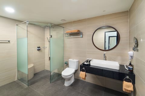 Sea View Chalet | Bathroom | Shower, free toiletries, hair dryer, slippers
