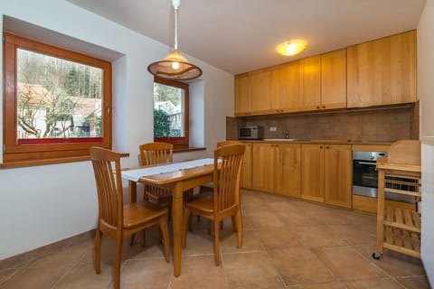 Koritnica Apartments - Dolina - dining area and kitchen