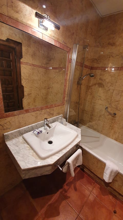 Bathtub, free toiletries, hair dryer, bidet