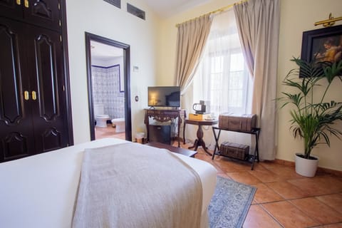 Basic Double Room | Minibar, iron/ironing board, free WiFi