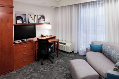 Premium bedding, in-room safe, desk, laptop workspace