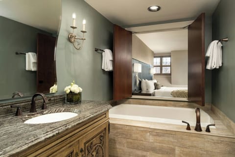 Rainfall showerhead, free toiletries, hair dryer, bathrobes