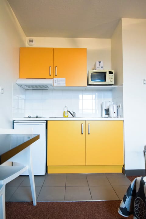 Studio, 1 Double or 2 Twin Beds | Private kitchenette | Fridge, microwave, stovetop, electric kettle