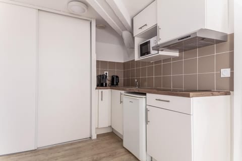 Studio | Private kitchen | Fridge, microwave, stovetop, coffee/tea maker