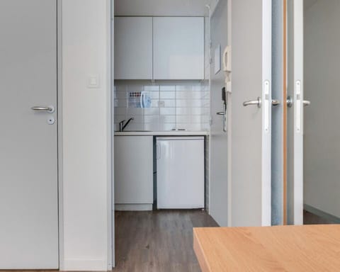 Economy Studio | Private kitchenette | Fridge, microwave, cookware/dishes/utensils