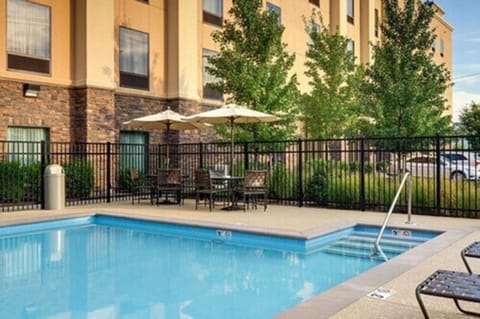 Seasonal outdoor pool, sun loungers