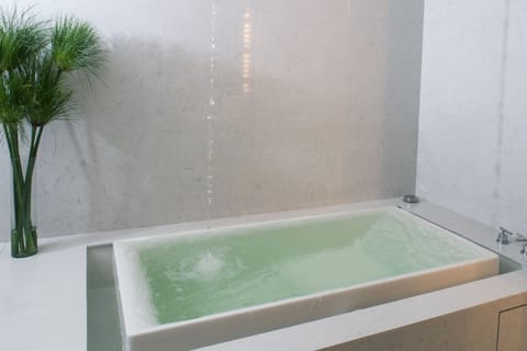 Deep soaking bathtub