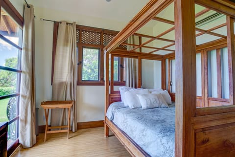 Standard Room, 1 Queen Bed, Accessible, Non Smoking (Nalu) | In-room safe, individually decorated, individually furnished