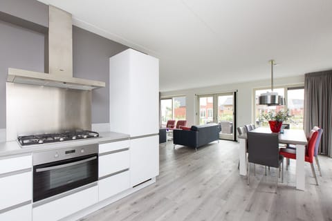 House, 4 Bedrooms (Sneekermeer 8) | Private kitchen | Fridge, microwave, oven, stovetop