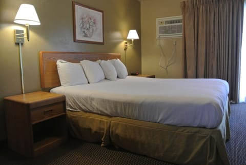 Standard Room, 1 King Bed, Non Smoking | Desk, blackout drapes, free WiFi, bed sheets