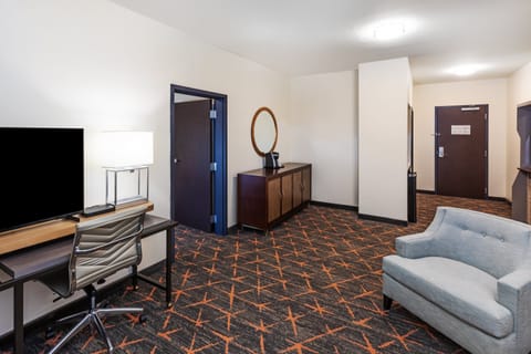 Suite, 1 Bedroom | Desk, laptop workspace, blackout drapes, soundproofing