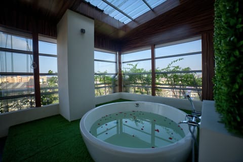 Presidential Suite | Bathroom | Shower, rainfall showerhead, free toiletries, hair dryer