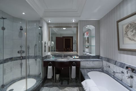 Suite, 1 Bedroom (Kamp) | Bathroom | Combined shower/tub, free toiletries, hair dryer, bathrobes