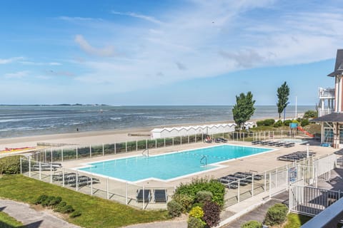 Indoor pool, seasonal outdoor pool, sun loungers