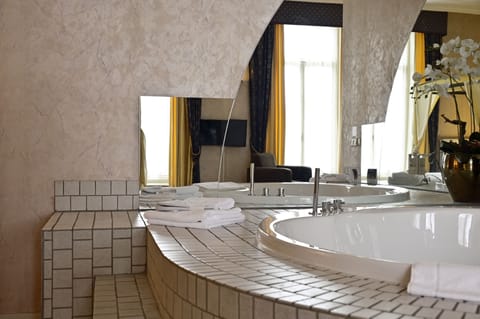 Luxe Suite | Bathroom | Free toiletries, hair dryer, towels