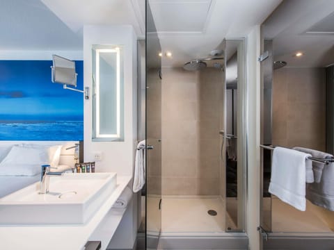 Executive Room, 1 Queen Bed | Bathroom | Eco-friendly toiletries, hair dryer, towels, soap