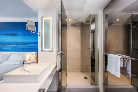 Executive Room, 1 Queen Bed | Bathroom | Eco-friendly toiletries, hair dryer, towels, soap