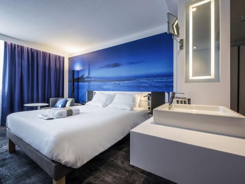 Executive Room, 1 Queen Bed | Premium bedding, minibar, in-room safe, blackout drapes