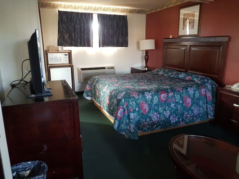 Family Room, 1 King Bed, Smoking | Iron/ironing board, free WiFi, bed sheets
