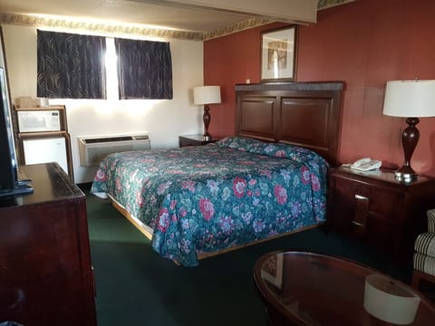 Family Room, 1 King Bed, Smoking | Iron/ironing board, free WiFi, bed sheets