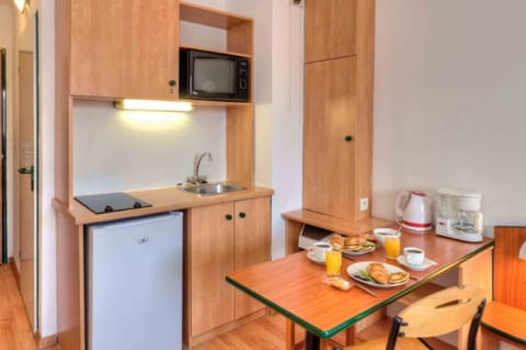 Studio, 1 Double Bed | Private kitchenette | Fridge, microwave, stovetop, cookware/dishes/utensils