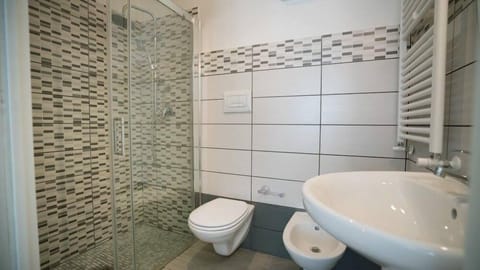 Design Room | Bathroom | Shower, rainfall showerhead, free toiletries, hair dryer