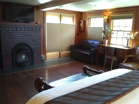 Captains Cabin (Pet friendly) | Premium bedding, pillowtop beds, in-room safe, individually decorated