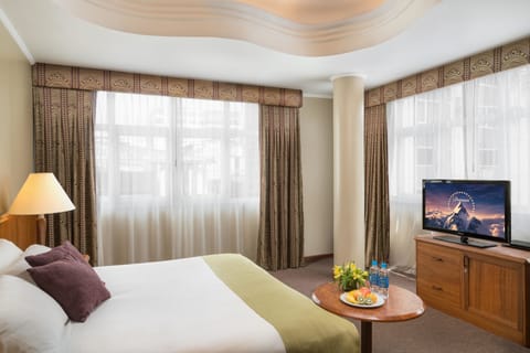 Junior Suite | Premium bedding, down comforters, pillowtop beds, in-room safe