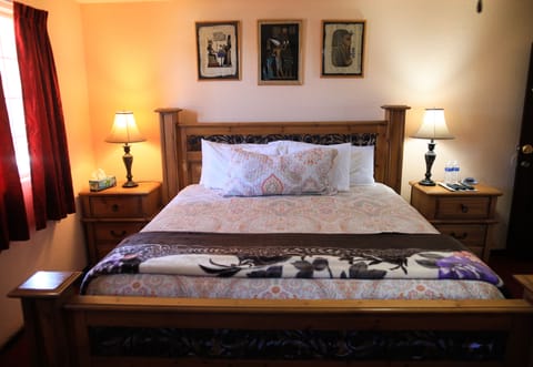 Luxury Room, 1 King Bed | 1 bedroom, individually decorated, individually furnished, desk