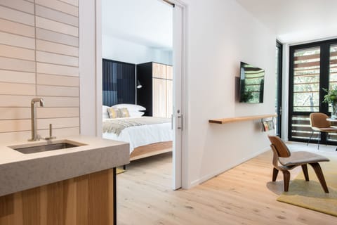 Suite (Founders) | Living area | Flat-screen TV