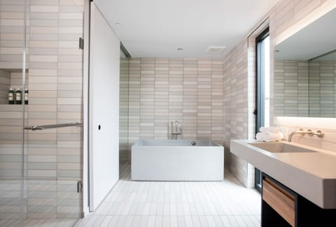 Suite | Bathroom | Shower, free toiletries, bathrobes, towels