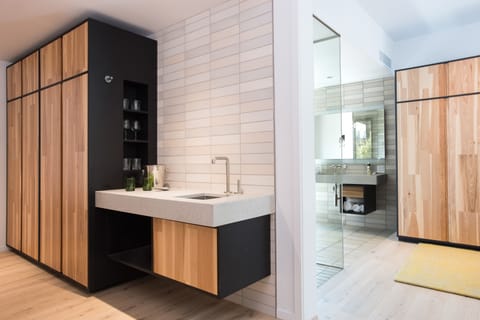 Suite | Bathroom amenities | Shower, free toiletries, bathrobes, towels