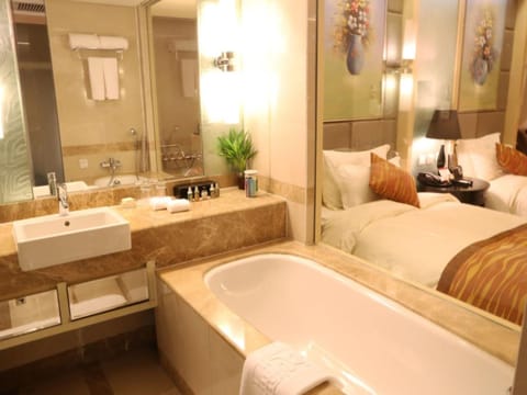 Business Suite | Bathroom | Rainfall showerhead, free toiletries, hair dryer, bathrobes